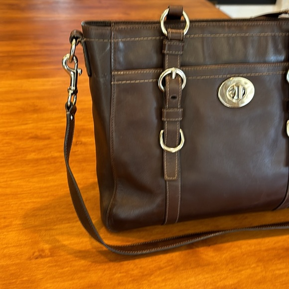 COACH TWO WAY TOTE BAG CHOCOLATE BROWN LEATHER REMOVABLE STRAP SILVER HARDWARE🤎 - Picture 3 of 17